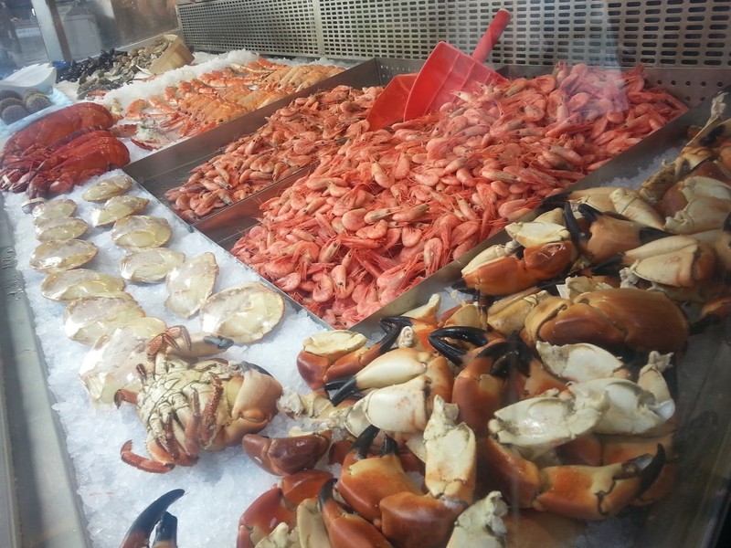 Variedade para comer lá ou levar para casa: Mercado de peixes de Bergen