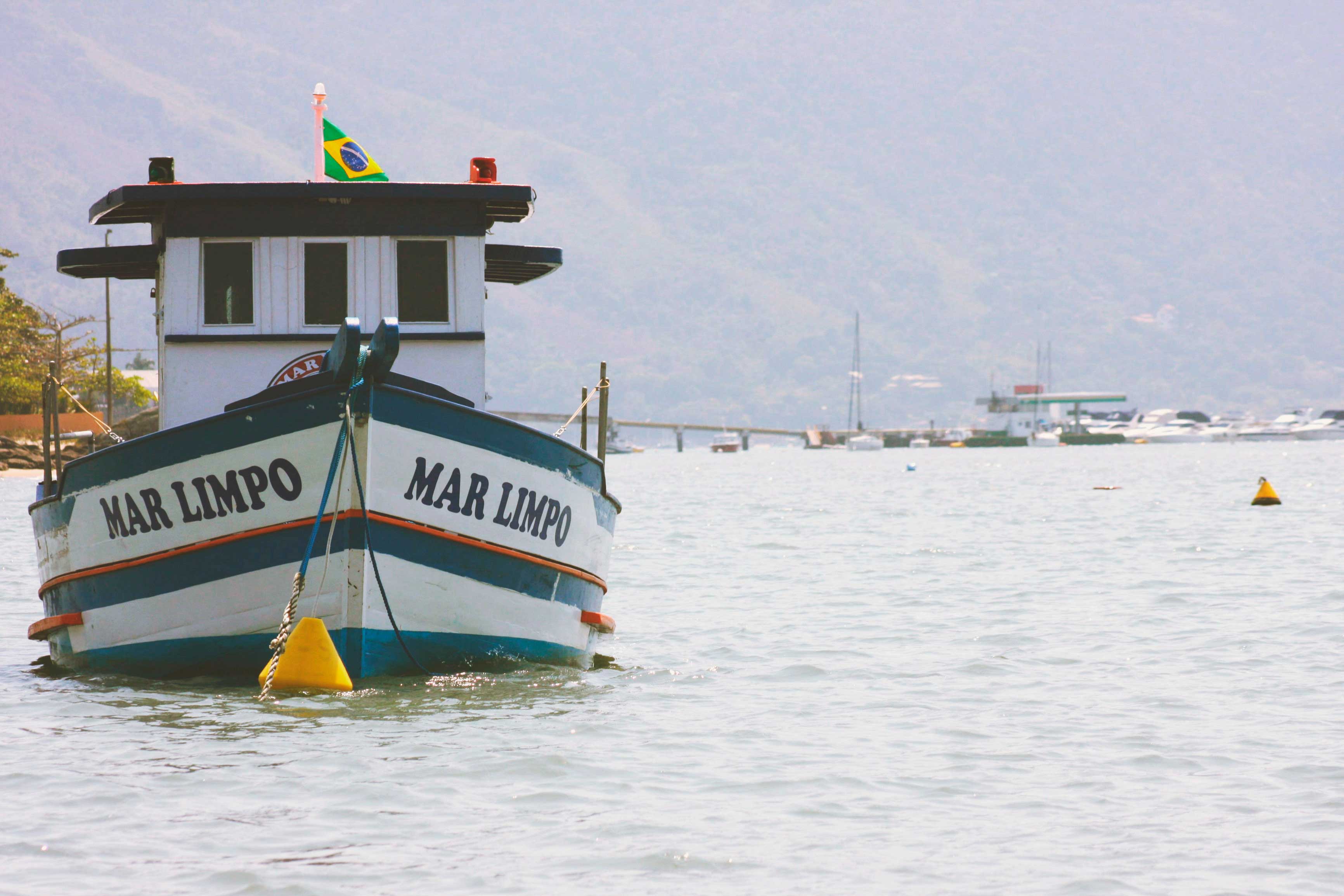 Embarcação da Mar Limpo percorre toda a Costa Verde (São Sebastião/ SP)