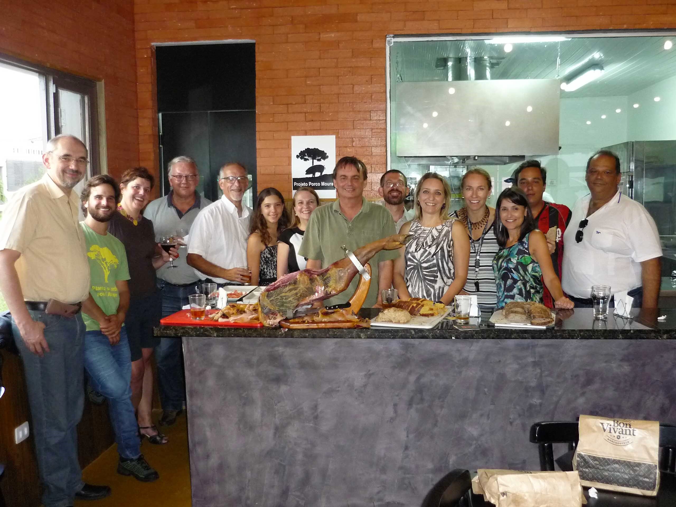 Grupo de trabalho da UFPR em dia de campo na Fazenda Canguiri, em 2016: o primeiro lote de curados e embutidos especiais com o selo de qualidade do Projeto Porco Moura 