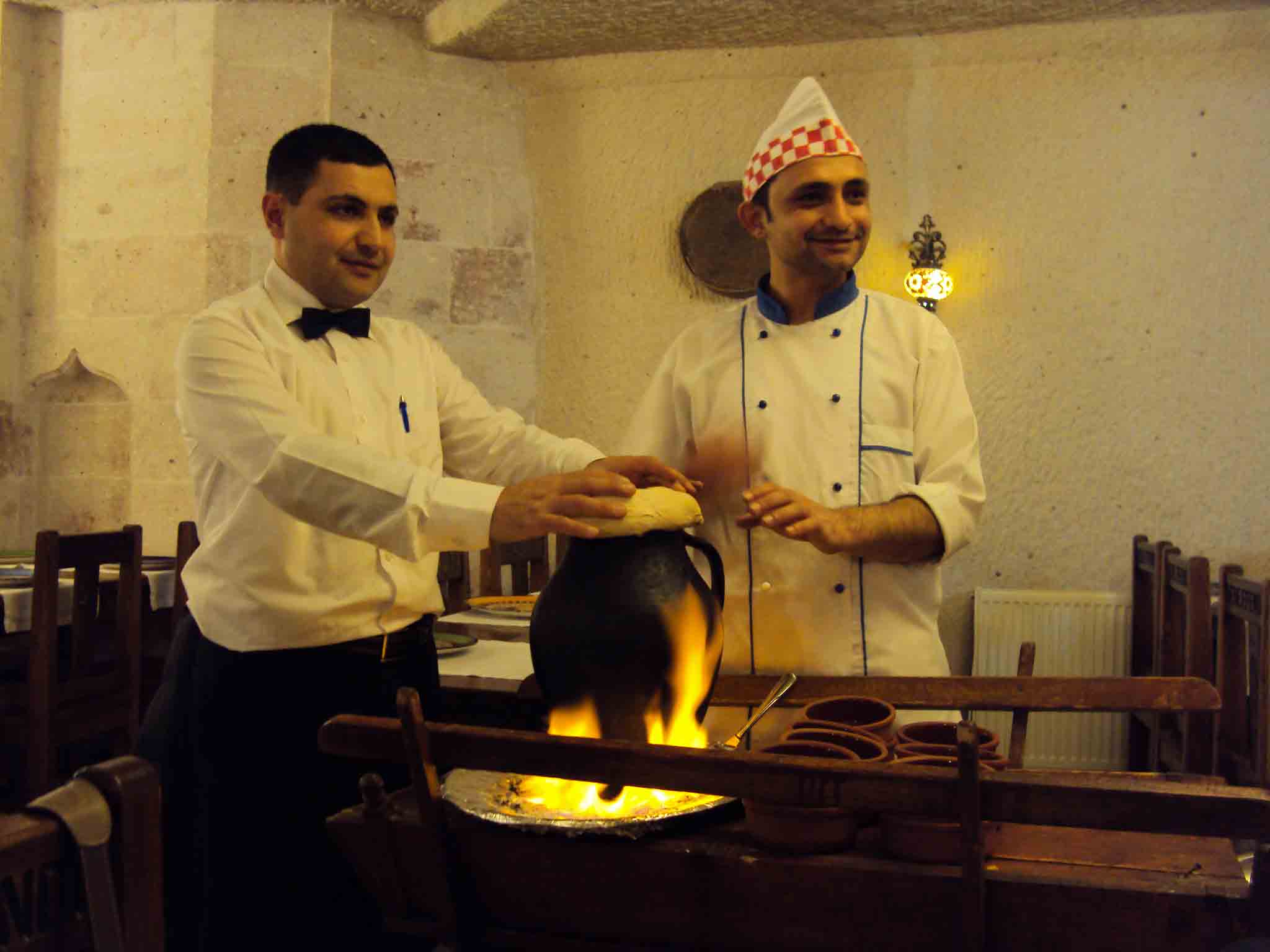 Pottery kebab, cozido à base de carne, típico da cozinha regional, feito dentro de um pote de barro,típico em Göreme (Capadócia)