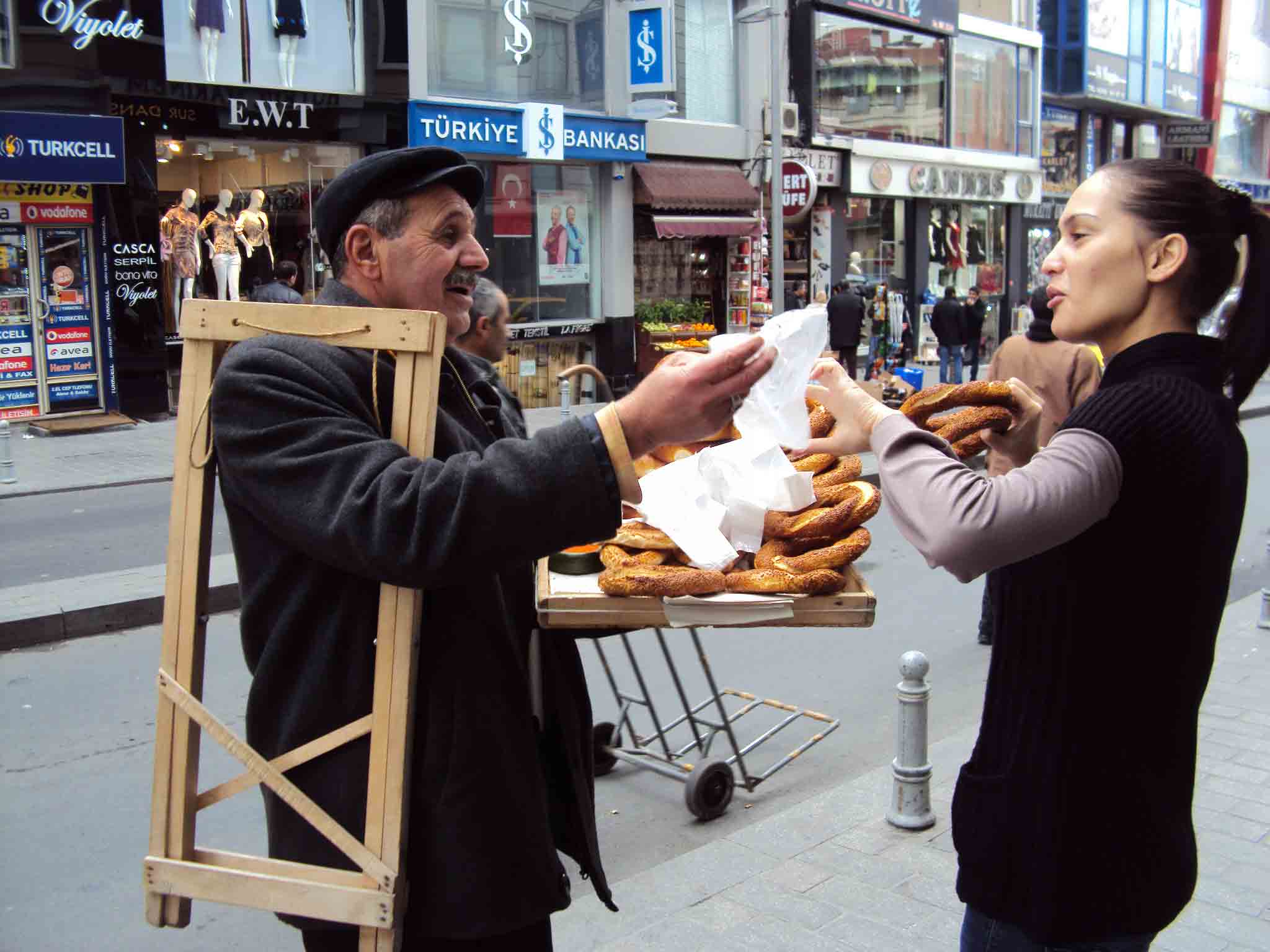 O simit (pão argola) é ideal para comer na rua, quentinho.